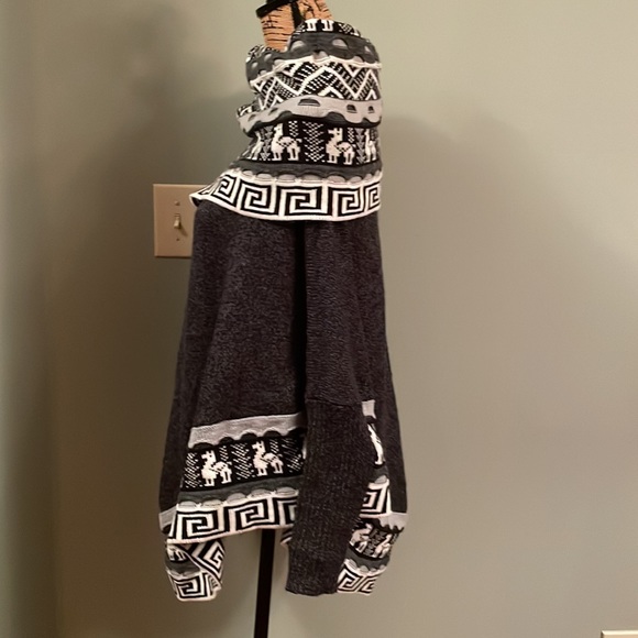 Ecologic Arts shrug, poncho, sweater combo. - Picture 10 of 14